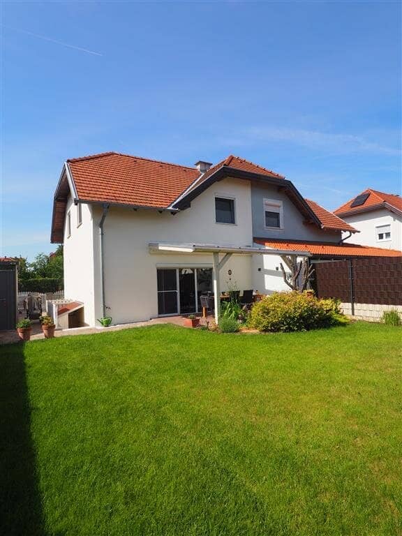 Charming semi-detached house in Kottingbrunn with garden, terrace and modern fittings