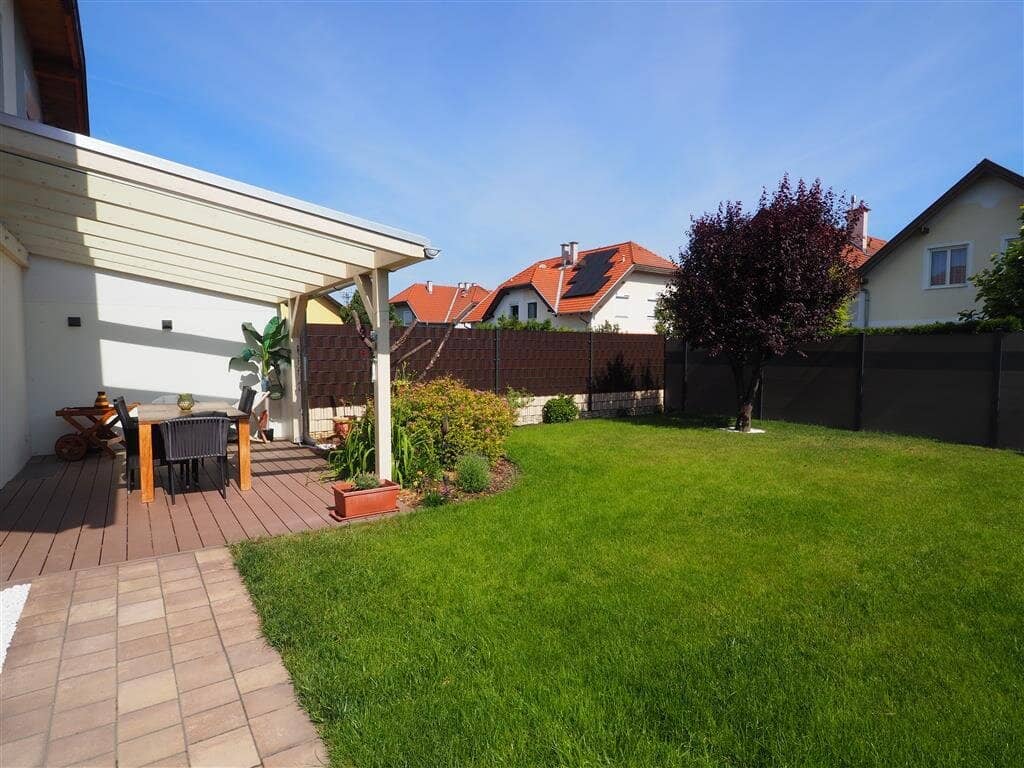 Charming semi-detached house in Kottingbrunn with garden, terrace and modern fittings
