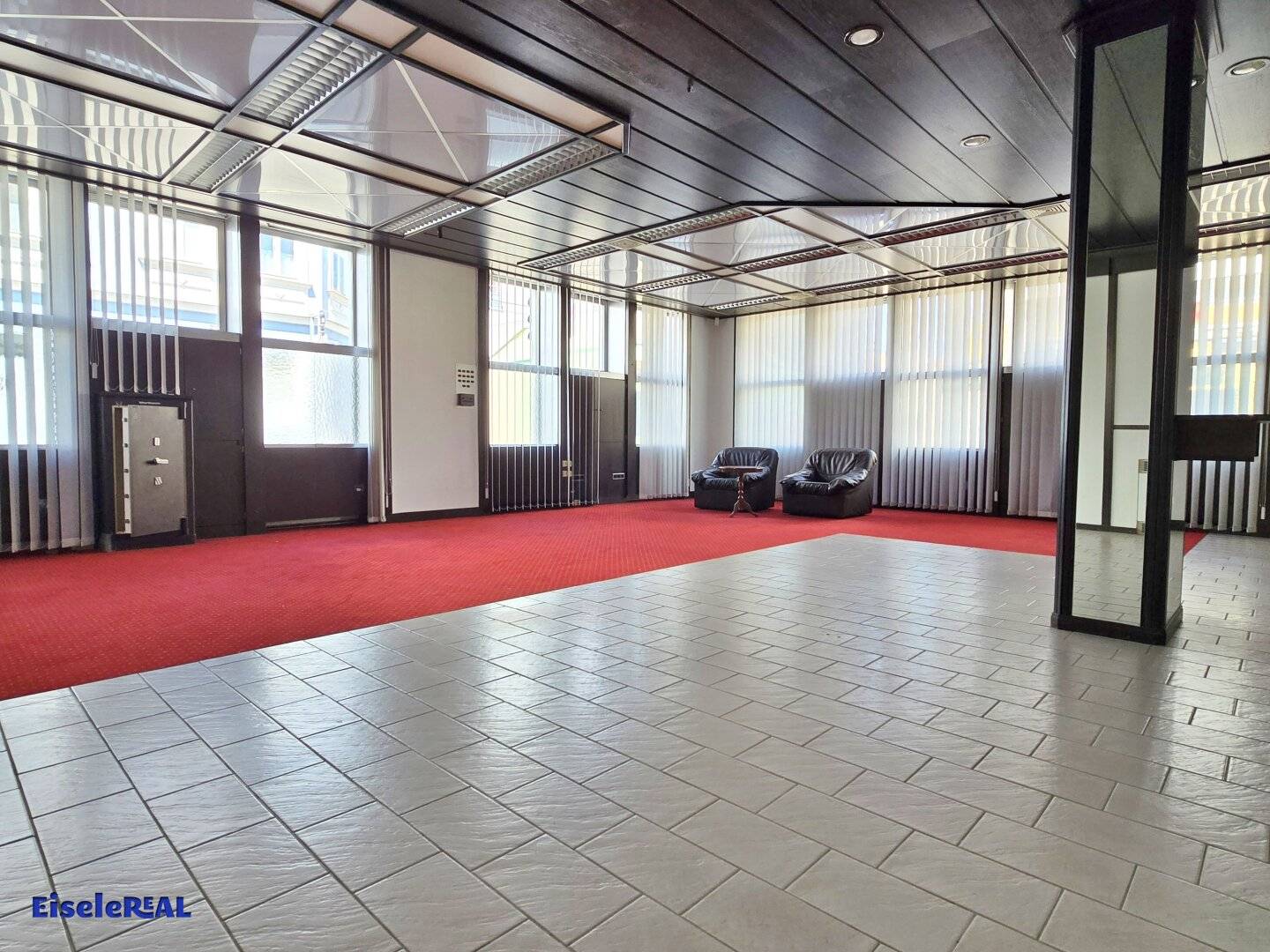 large display windows - 190m² - Office