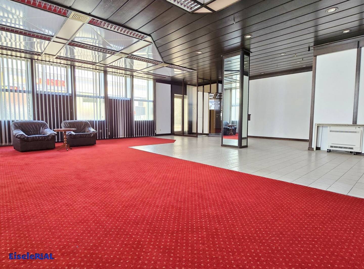 large display windows - 190m² - Office