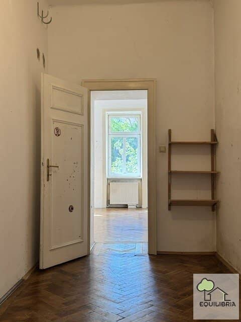 Charming period apartment with balcony in sought-after location of the 5th district, great potential for individual design