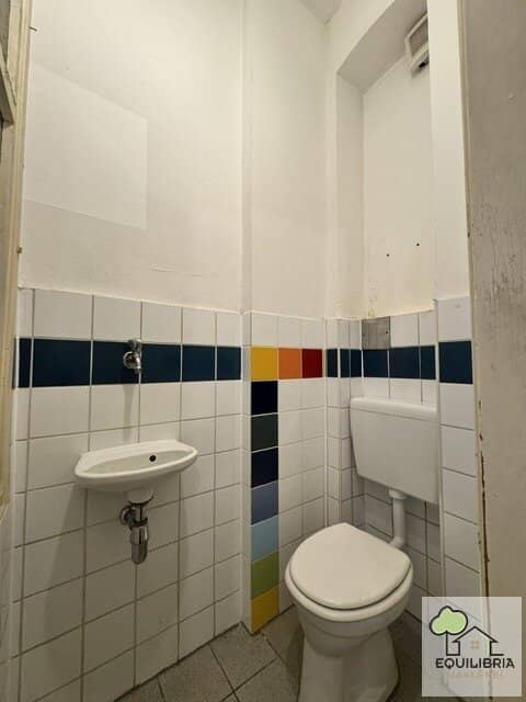 Charming period apartment with balcony in sought-after location of the 5th district, great potential for individual design