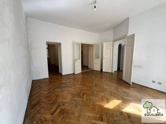 Charming period apartment with balcony in sought-after location of the 5th district, great potential for individual design