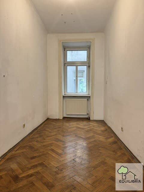 Charming period apartment with balcony in sought-after location of the 5th district, great potential for individual design