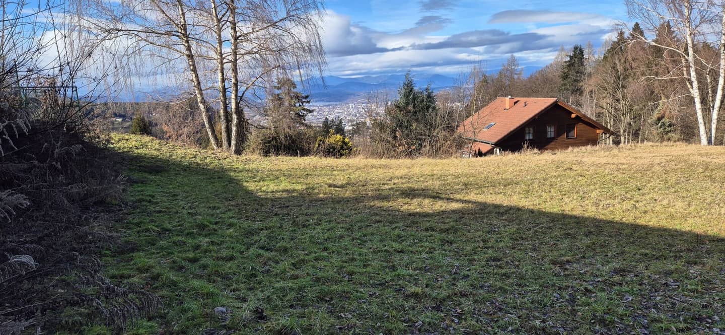 GRUNDSTÜCKS-JUWEL AM RADSBERG! HERRLICHER WEITBLICK ÜBER KLAGENFURT BIS PÖRTSCHACH AM WÖRTHERSEE!