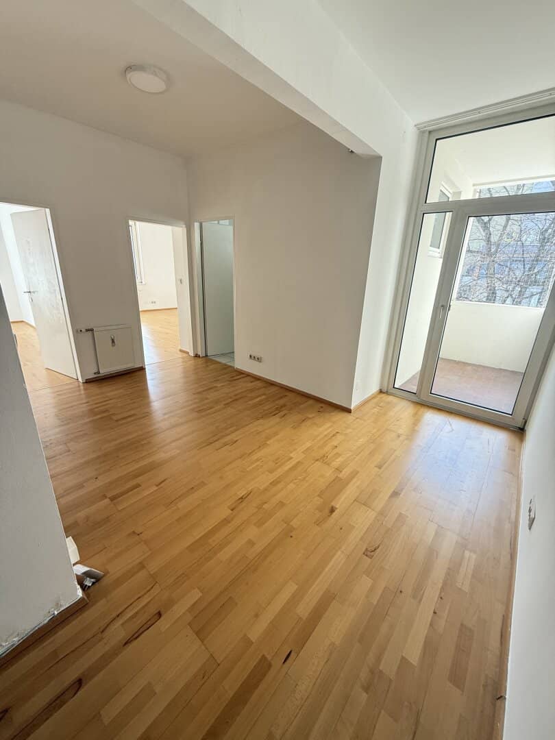 Bright 2-room apartment with loggia, fitted kitchen &amp; lift in 1150 Wien, suitable for flatshare
