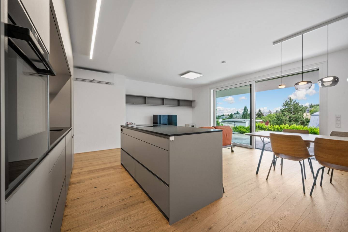 Exclusive living in the green: Furnished 4-room apartment with terrace, garden and communal pool