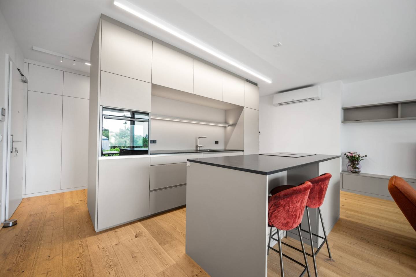 Exclusive living in the green: Furnished 4-room apartment with terrace, garden and communal pool