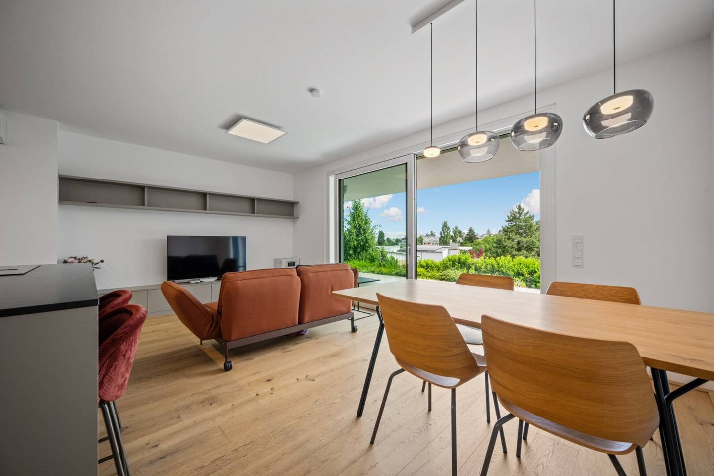 Exclusive living in the green: Furnished 4-room apartment with terrace, garden and communal pool
