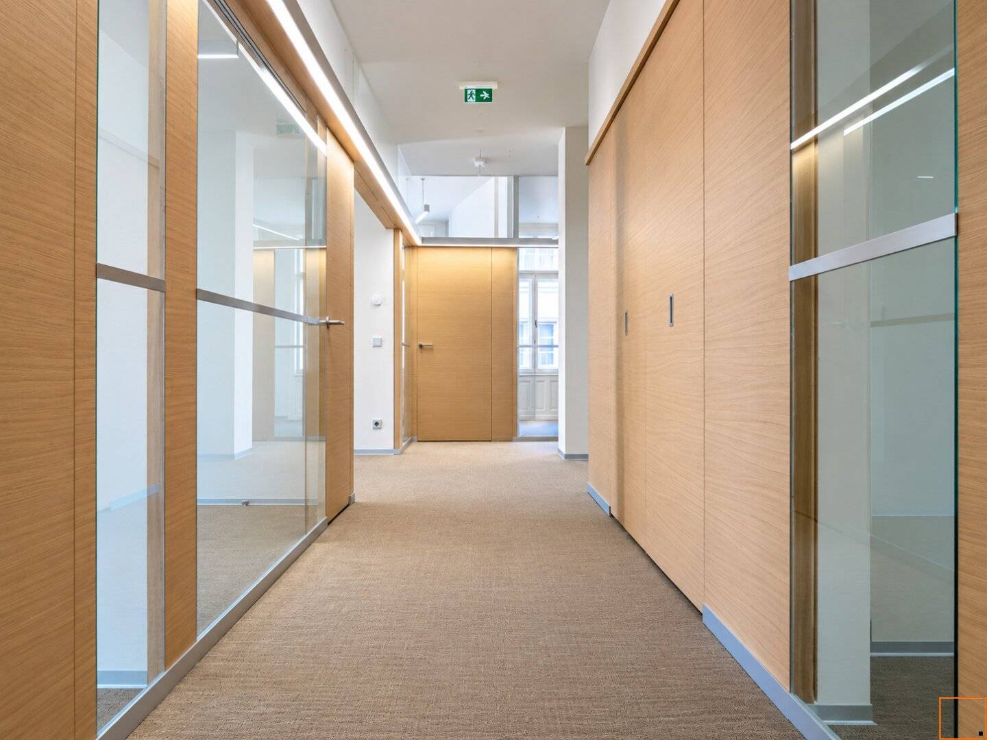 Eine ganze Etage für Ihren Firmenauftritt: 410 m² große, gekühlte Büroeinheiten am Bauernmarkt