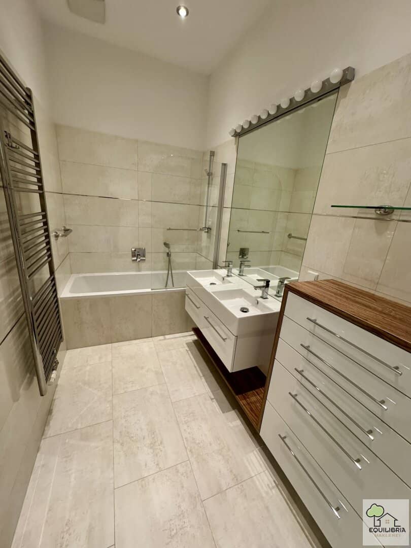 Charming Top Renovated 2.5 Room Balcony Apartment directly on Währinger Gürtel