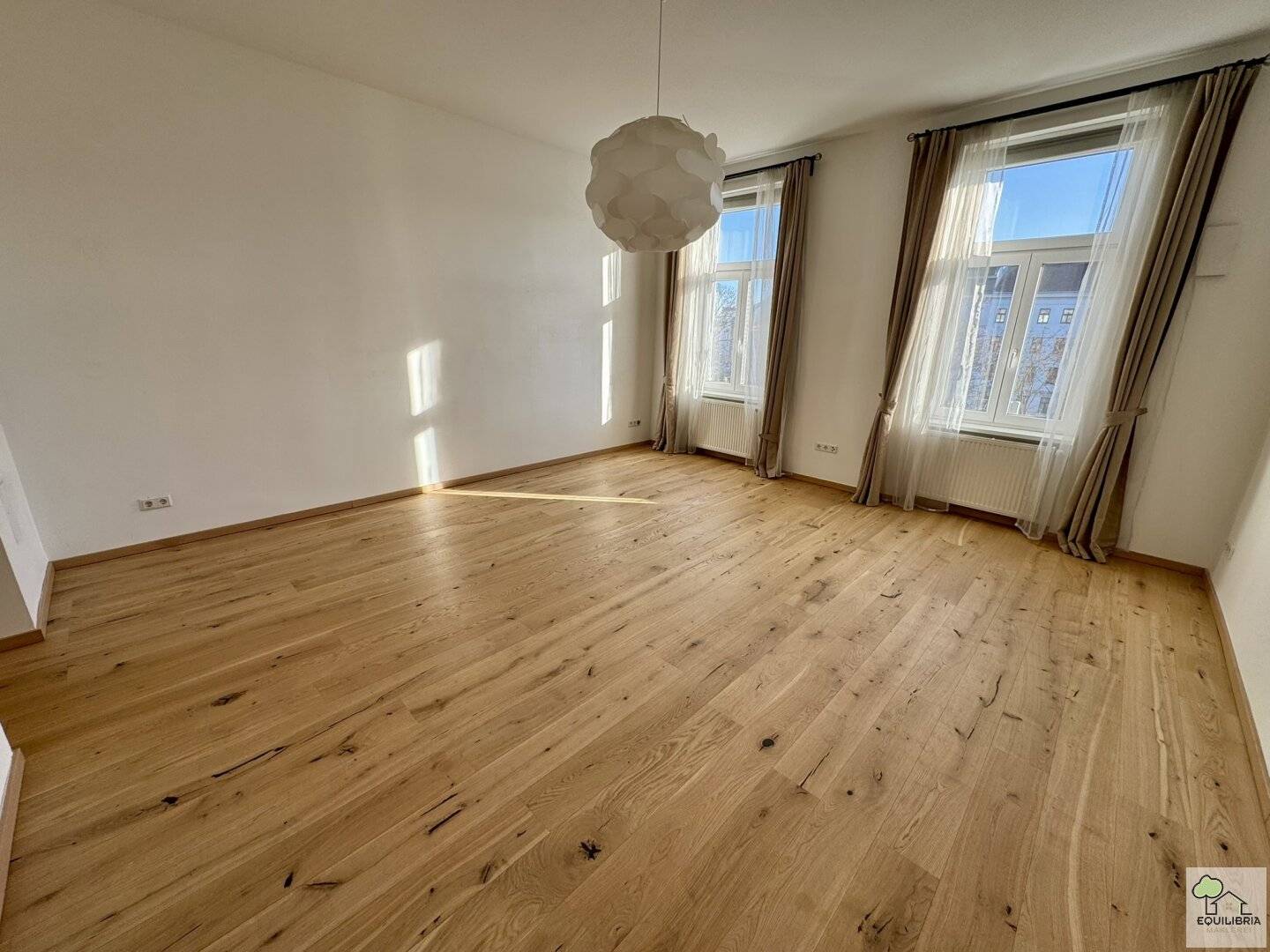 Beautiful 2.5-room balcony apartment in top condition