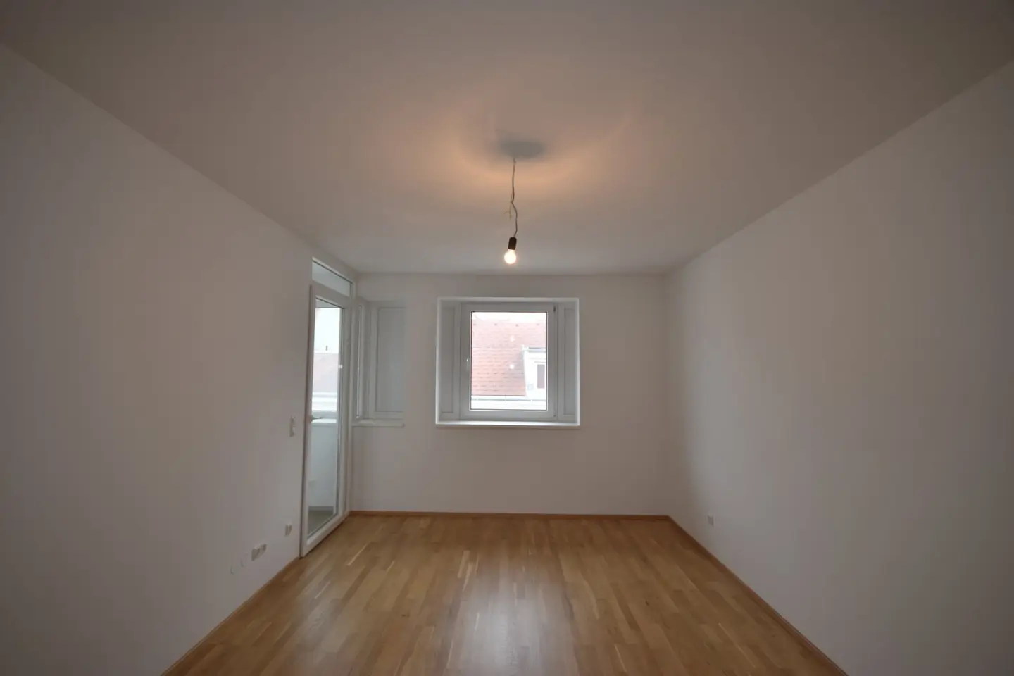 17. BEZIRK - Helle 2-Zimmer-Wohnung mit Terrasse und Loggia