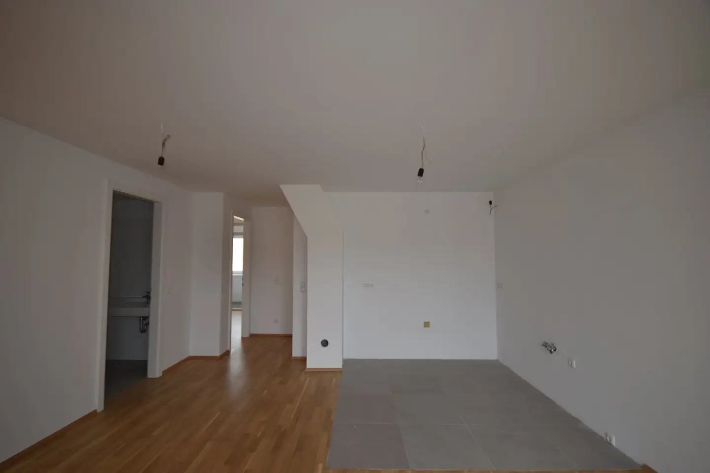 17. BEZIRK - Helle 2-Zimmer-Wohnung mit Terrasse und Loggia