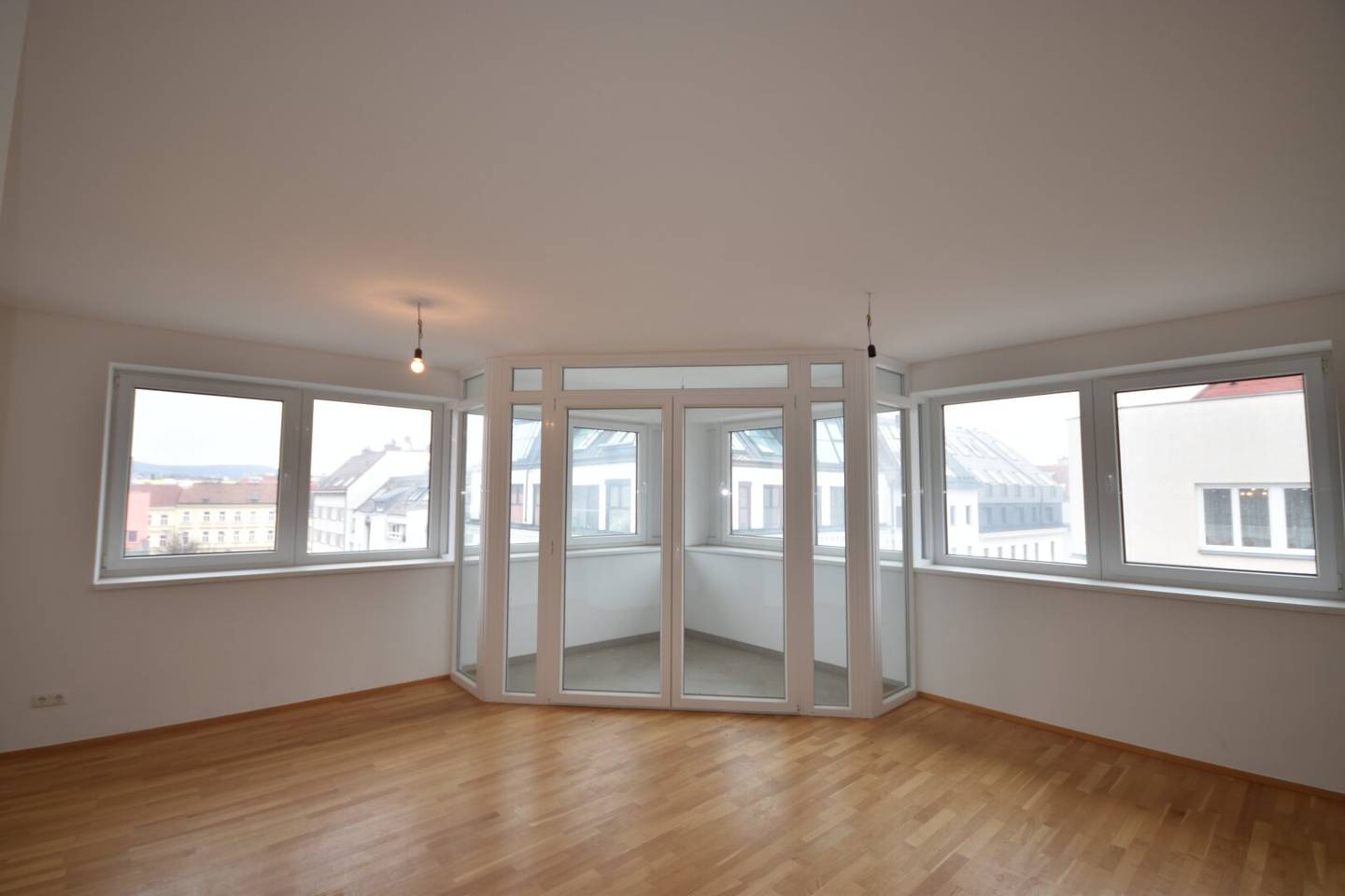 17. BEZIRK - Gemütliche und helle 2-Zimmer-Wohnung mit Loggia