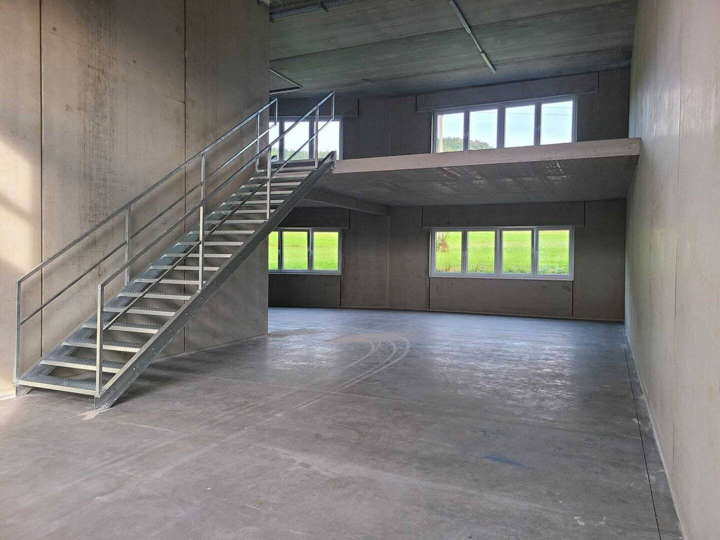 MODERNE GEWERBEHALLE/LAGER im BUSINESSPPARK - mit SEE- und BERGBLICK nähe Autobahnanschluss mit Lagermöglichkeit