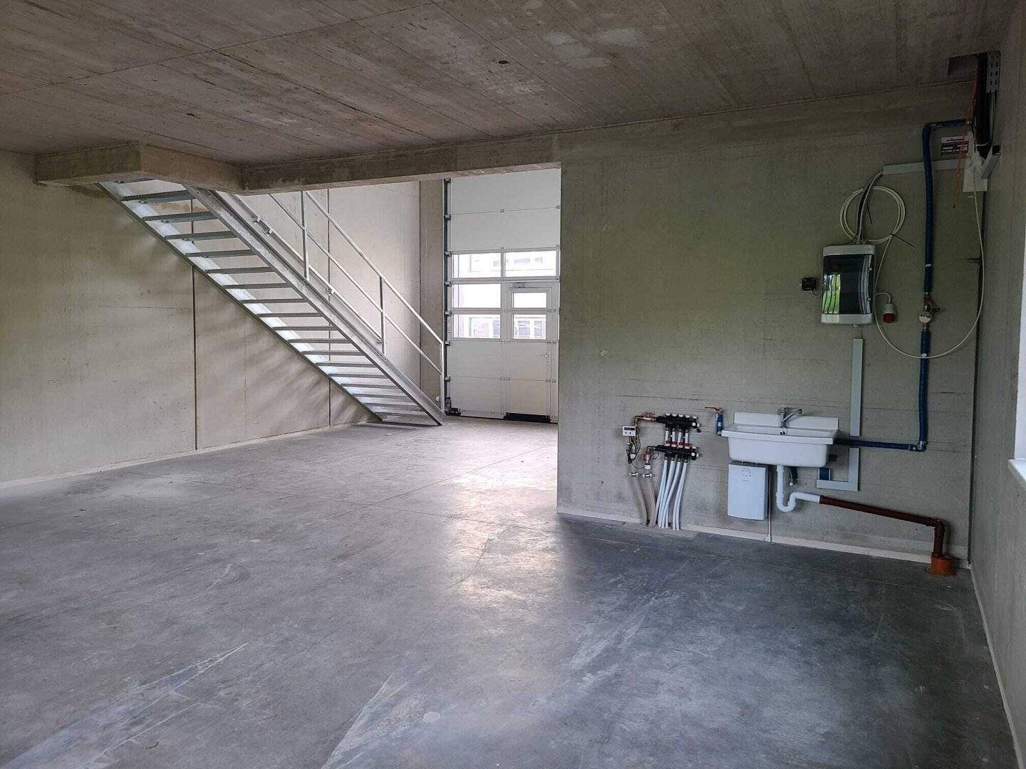 MODERNE GEWERBEHALLE/LAGER im BUSINESSPPARK - mit SEE- und BERGBLICK nähe Autobahnanschluss mit Lagermöglichkeit