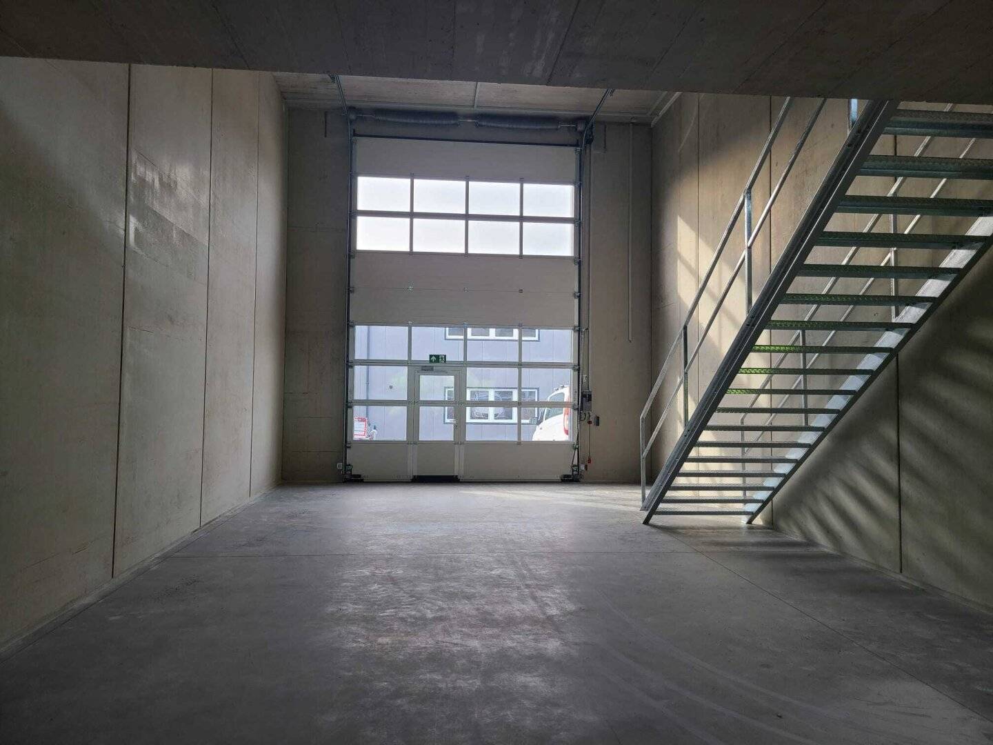 MODERNE GEWERBEHALLE/LAGER im BUSINESSPPARK - mit SEE- und BERGBLICK nähe Autobahnanschluss mit Lagermöglichkeit