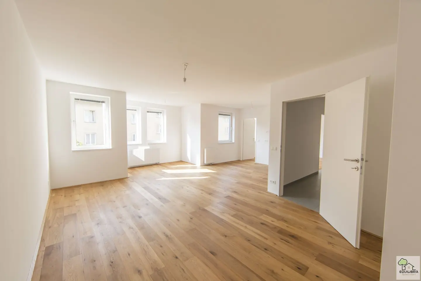 Top renovated 5-room apartment with balcony in 1190 Vienna – 131 m² living comfort!