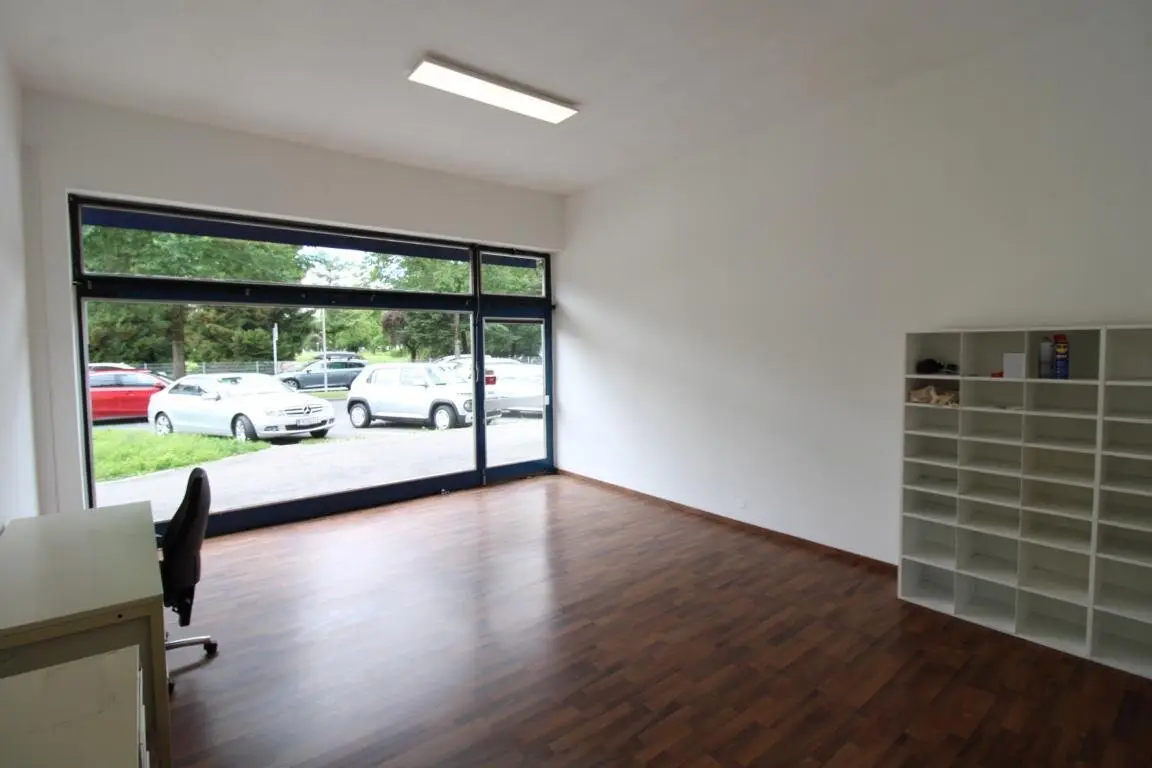 Retail premises at St. Veiter Straße 42 directly at the LKH
