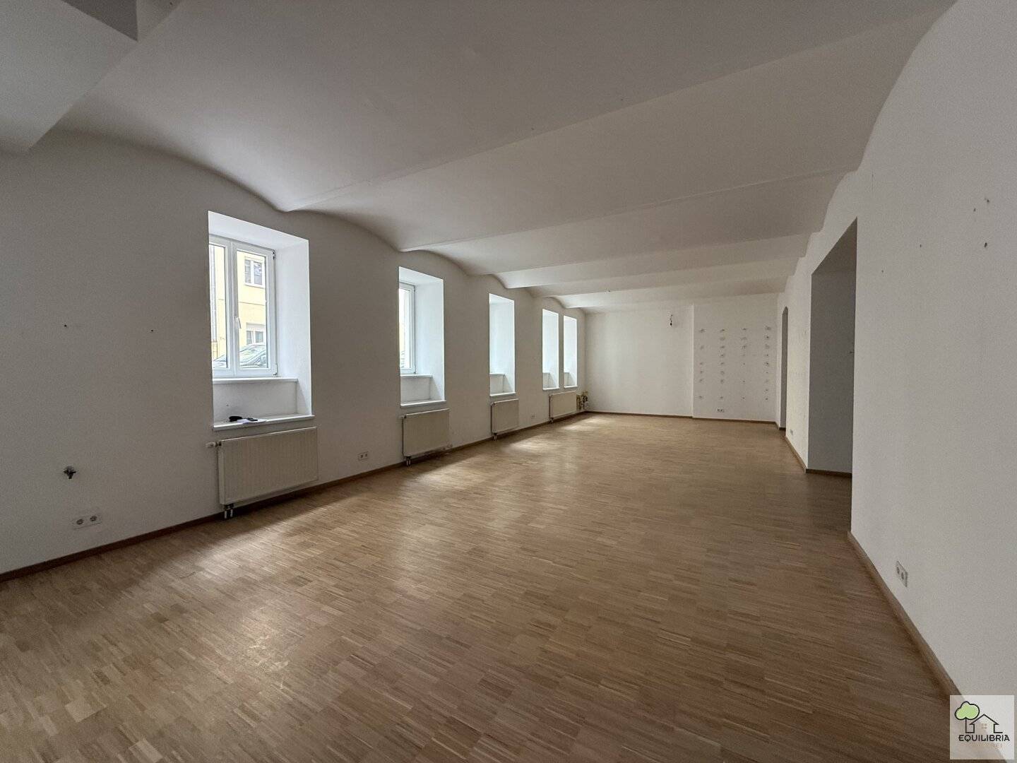 Commercial premises near AKH/U6 Alserstrasse seeks operator