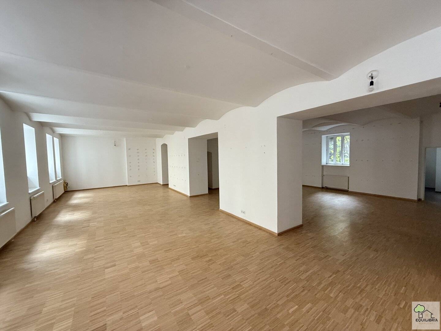 Commercial premises near AKH/U6 Alserstrasse seeks operator