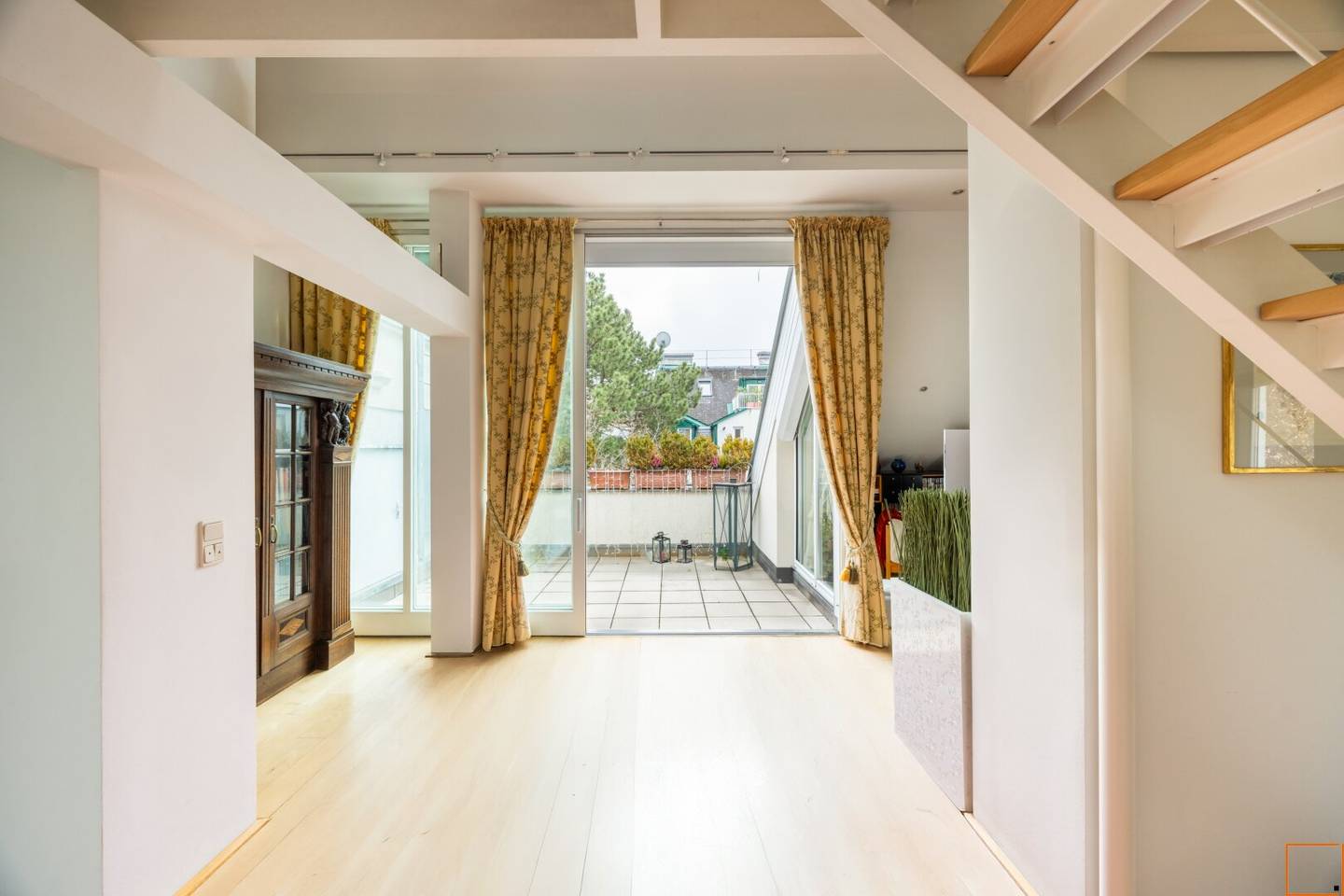 Gartentrakt in Grinzing: Penthouse auf Jahrhundertwendehaus mit großen Terrassen und Grünblick