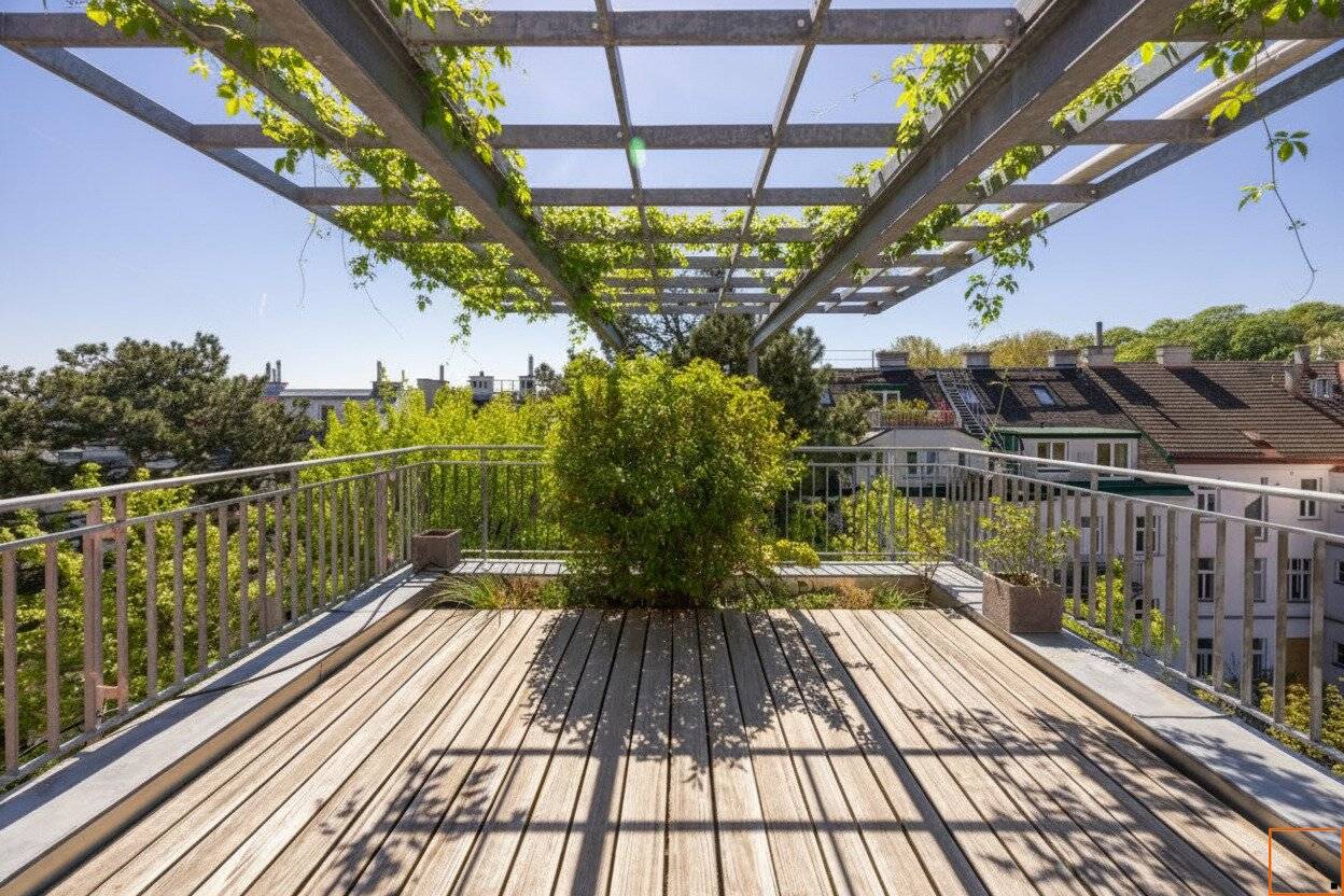 Gartentrakt in Grinzing: Penthouse auf Jahrhundertwendehaus mit großen Terrassen und Grünblick