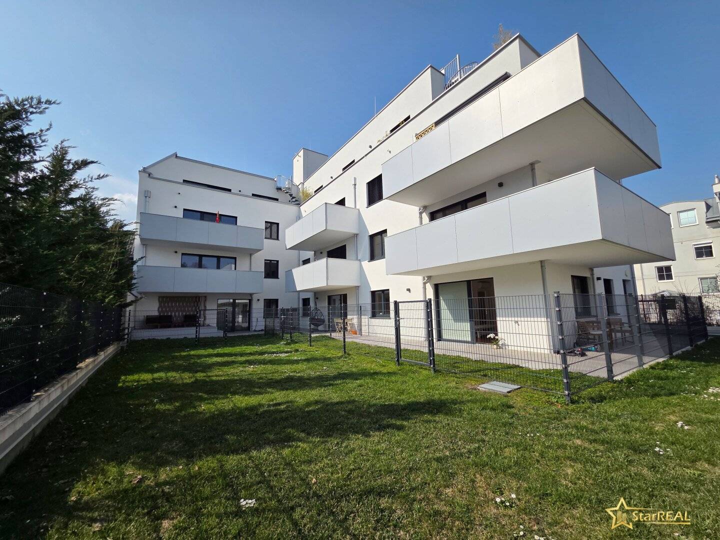 PREIS REDUZIERT! € 30.000 GESCHENKT! KLIMATISIERTER, STILVOLLER 4-ZIMMER-ERSTBEZUG. NÄHE ZENTRUM MÖDLING - BALKON, 2 BÄDER &amp; TIEFGARAGE OPTIONAL.
