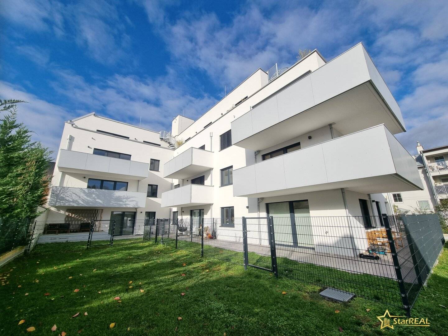 PREIS REDUZIERT! € 30.000 GESCHENKT! KLIMATISIERTER, STILVOLLER 4-ZIMMER-ERSTBEZUG. NÄHE ZENTRUM MÖDLING - BALKON, 2 BÄDER &amp; TIEFGARAGE OPTIONAL.