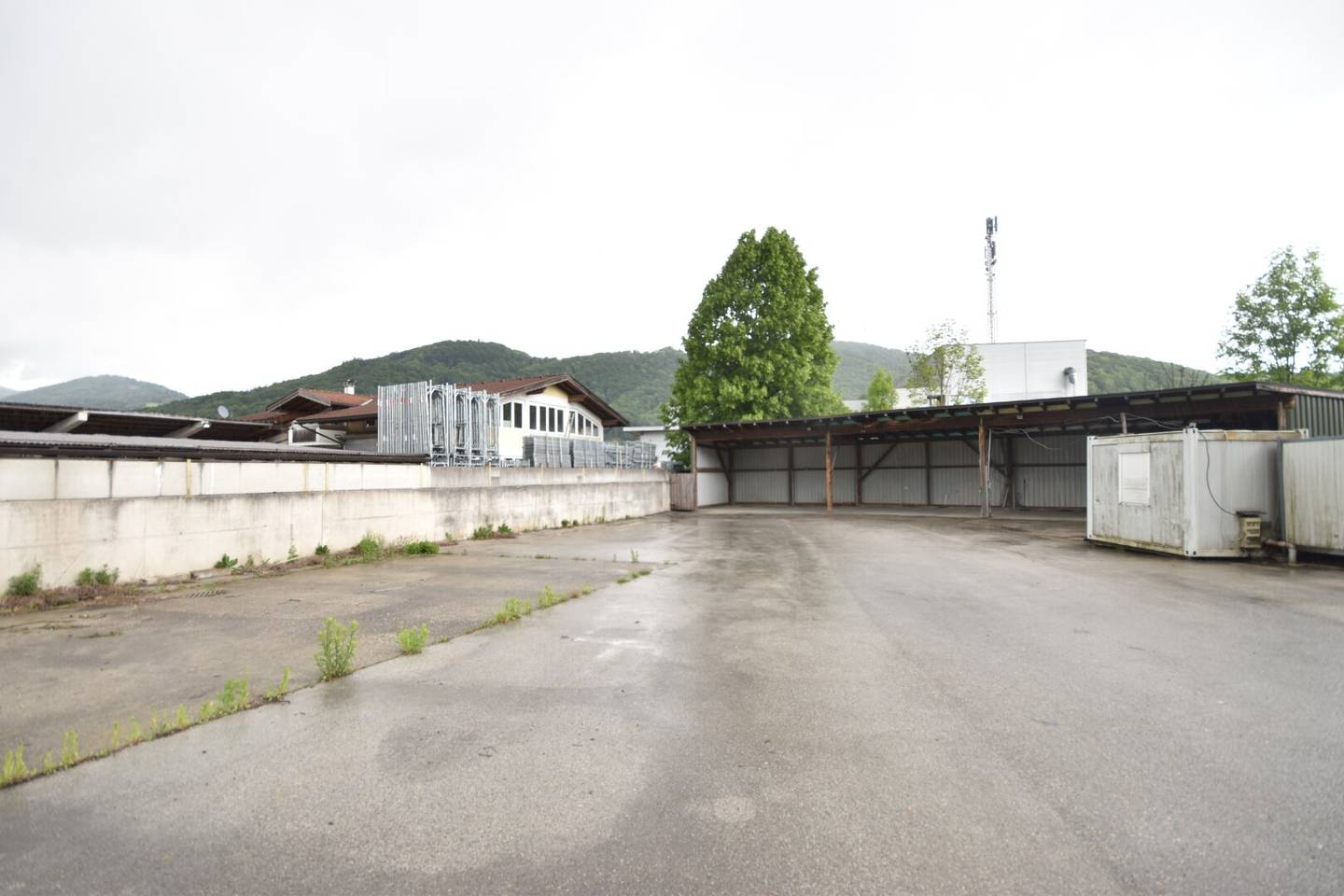 ELSBETHEN - Storage area with large carport and office container