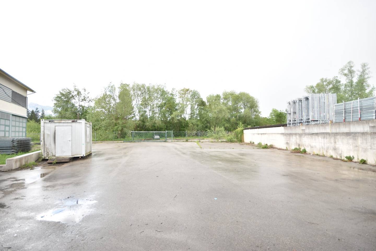 ELSBETHEN - Storage area with large carport and office container