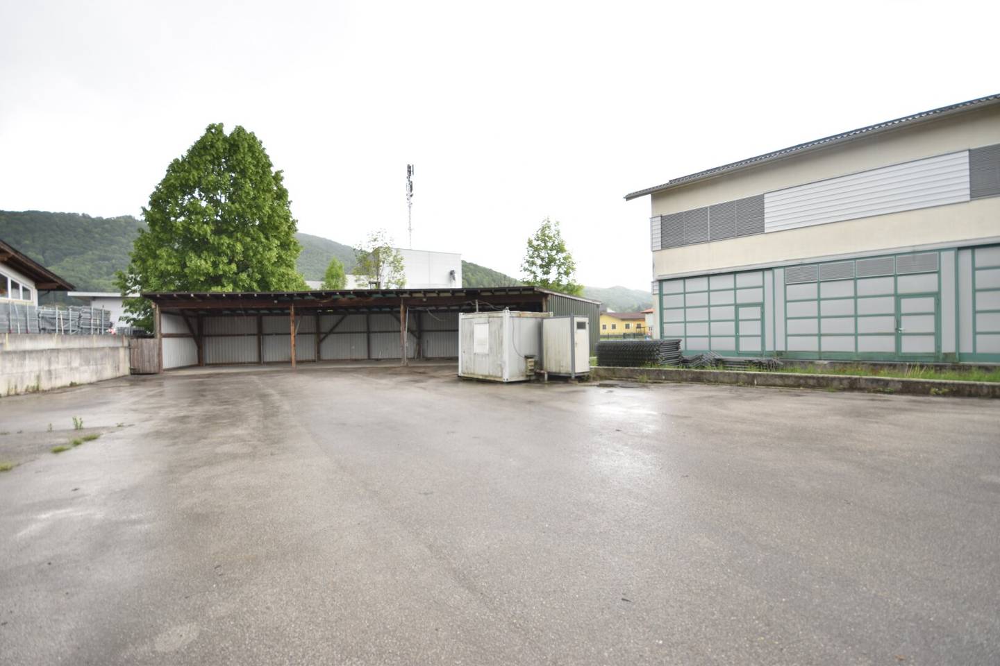 ELSBETHEN - Storage area with large carport and office container