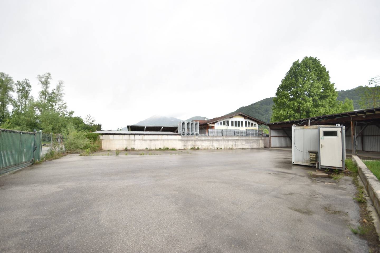 ELSBETHEN - Storage area with large carport and office container