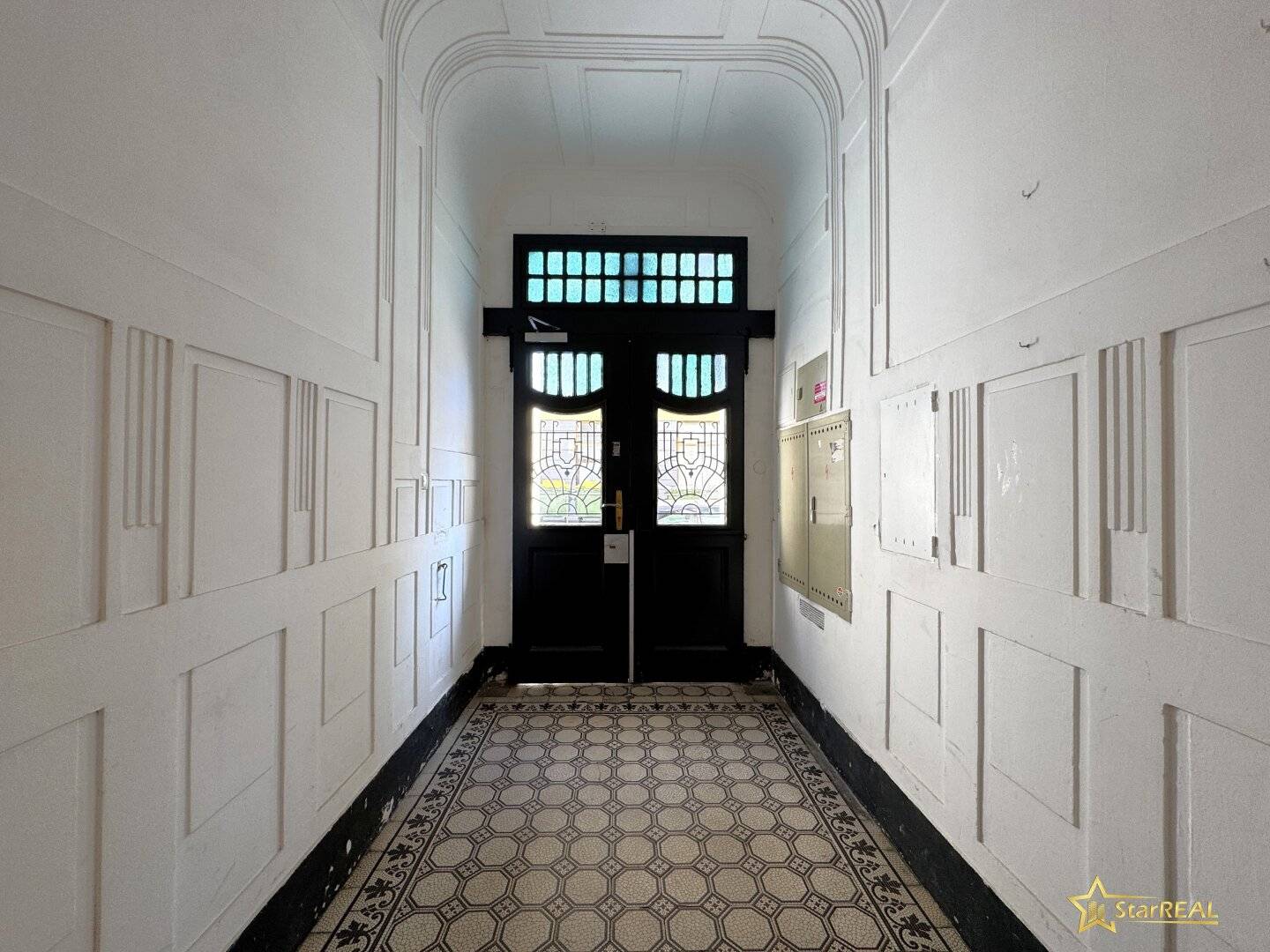 PRICE REDUCED! Old building gem with potential – 3.5-room apartment to renovate near Josefstädter Straße