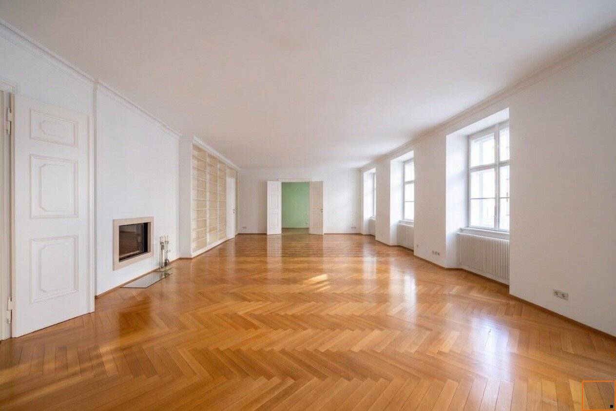 Viennese Classic at Göttweigerhof: Fully renovated old building apartment with a magnificent 70 m² living salon