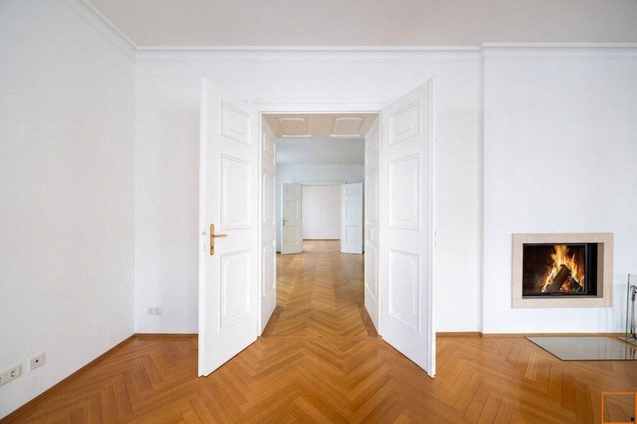 Viennese Classic at Göttweigerhof: Fully renovated old building apartment with a magnificent 70 m² living salon