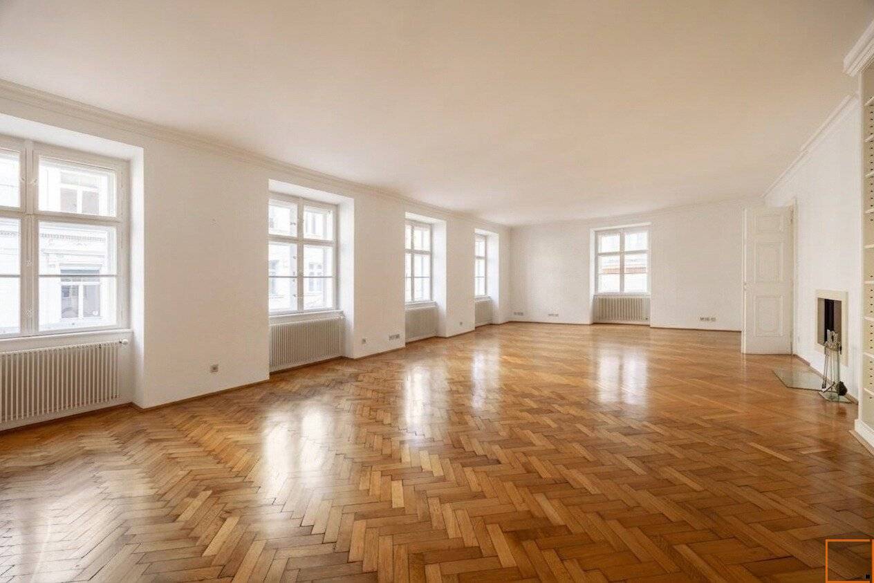 Viennese Classic at Göttweigerhof: Fully renovated old building apartment with a magnificent 70 m² living salon