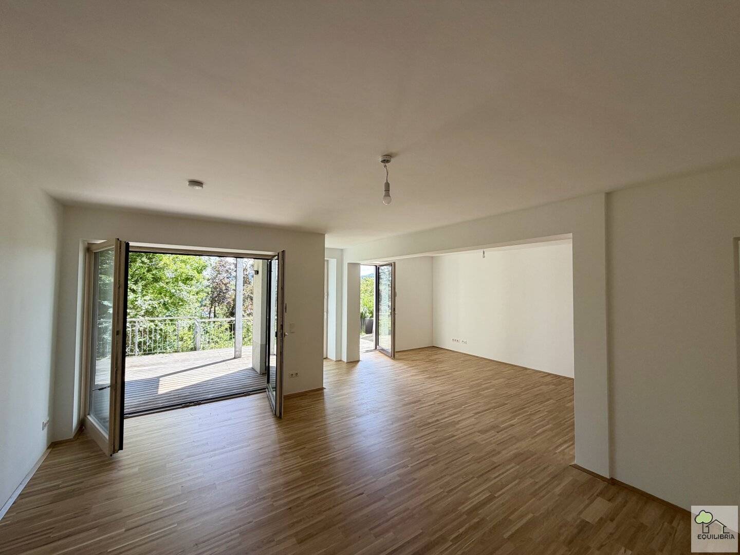 Dreamlike 3-room apartment in 1230 Vienna with terrace and small green area