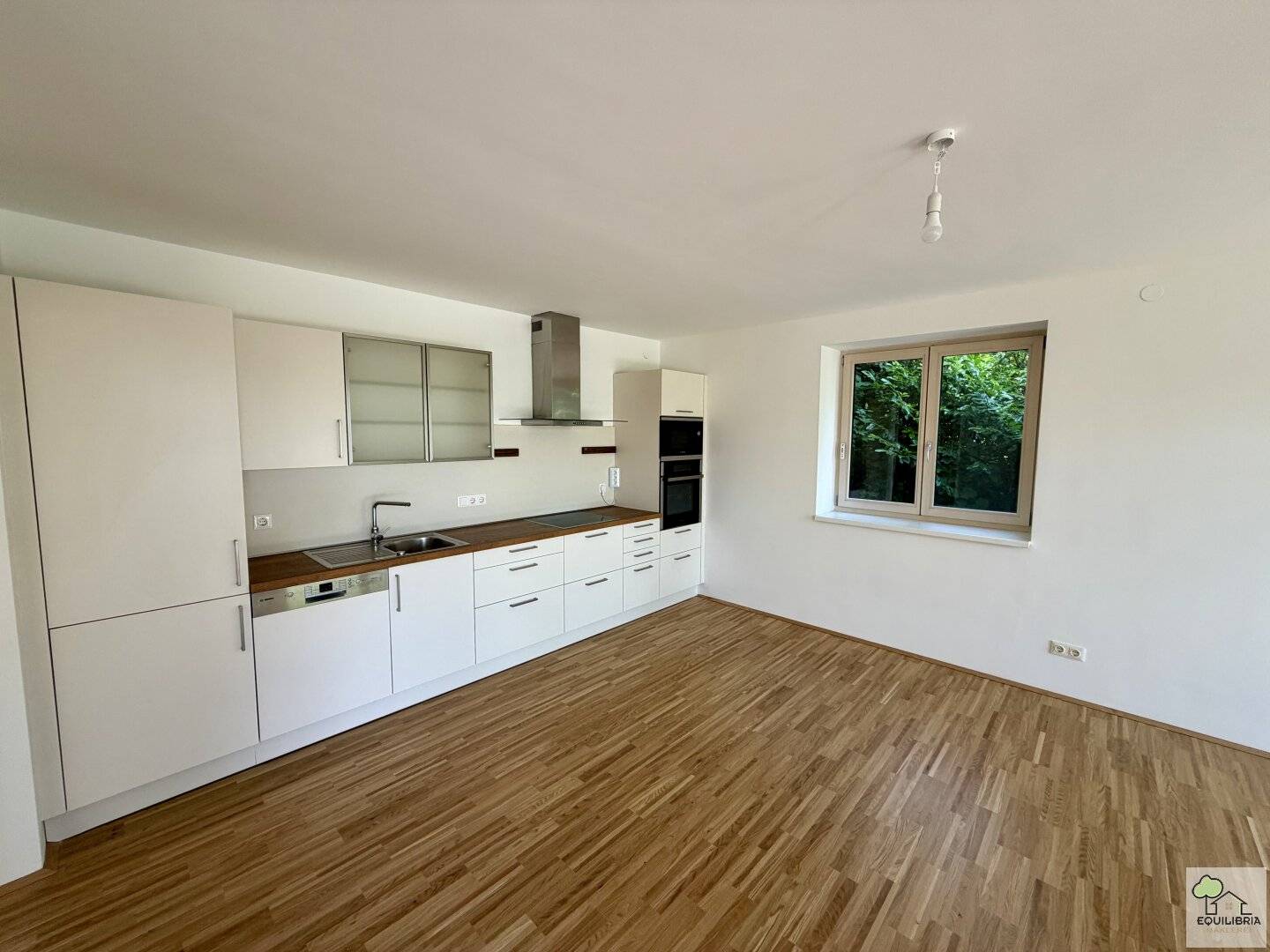 Dreamlike 3-room apartment in 1230 Vienna with terrace and small green area