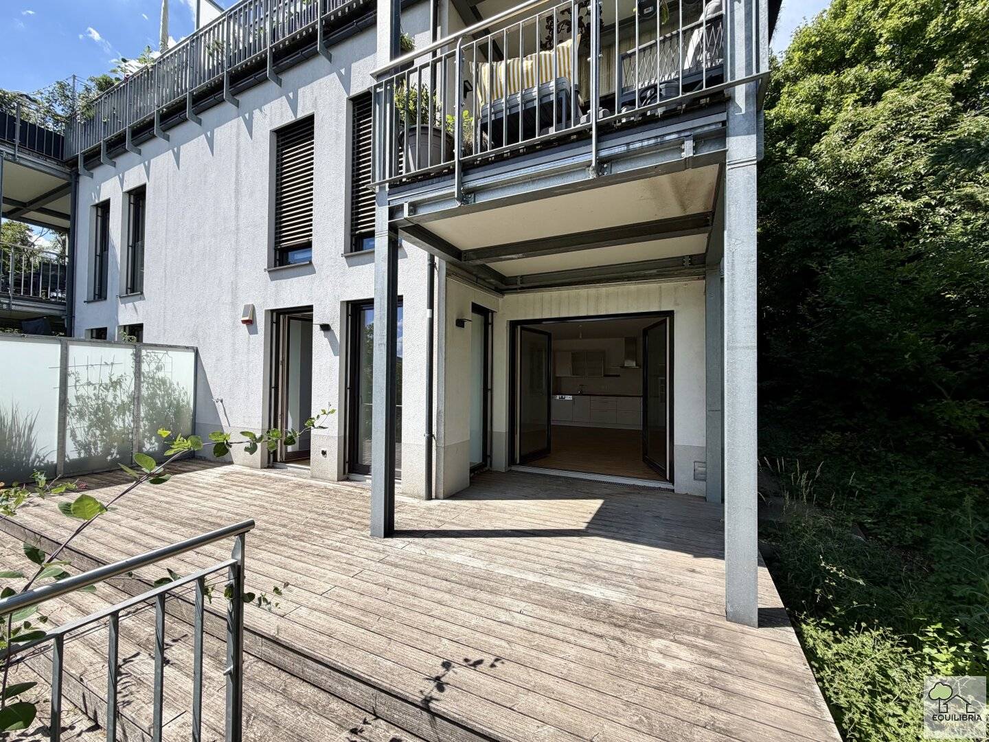 Dreamlike 3-room apartment in 1230 Vienna with terrace and small green area