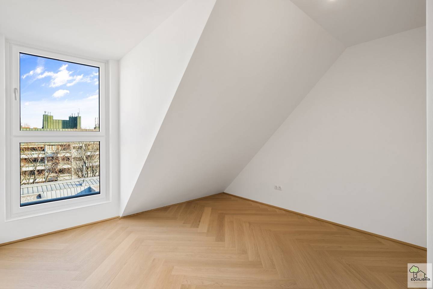 Commission-free Stunning Attic Apartment in 1210 Vienna: First occupancy with terrace