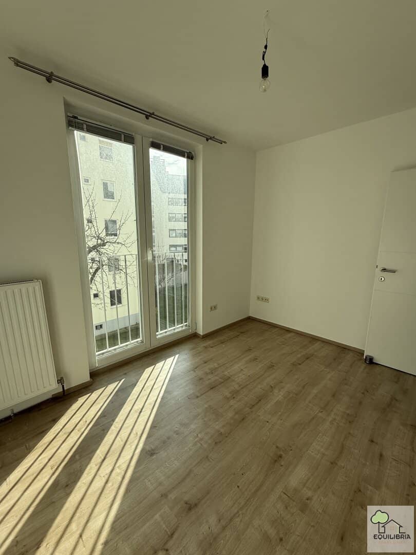 Light-filled 4-room apartment with elevator and private parking space in top location