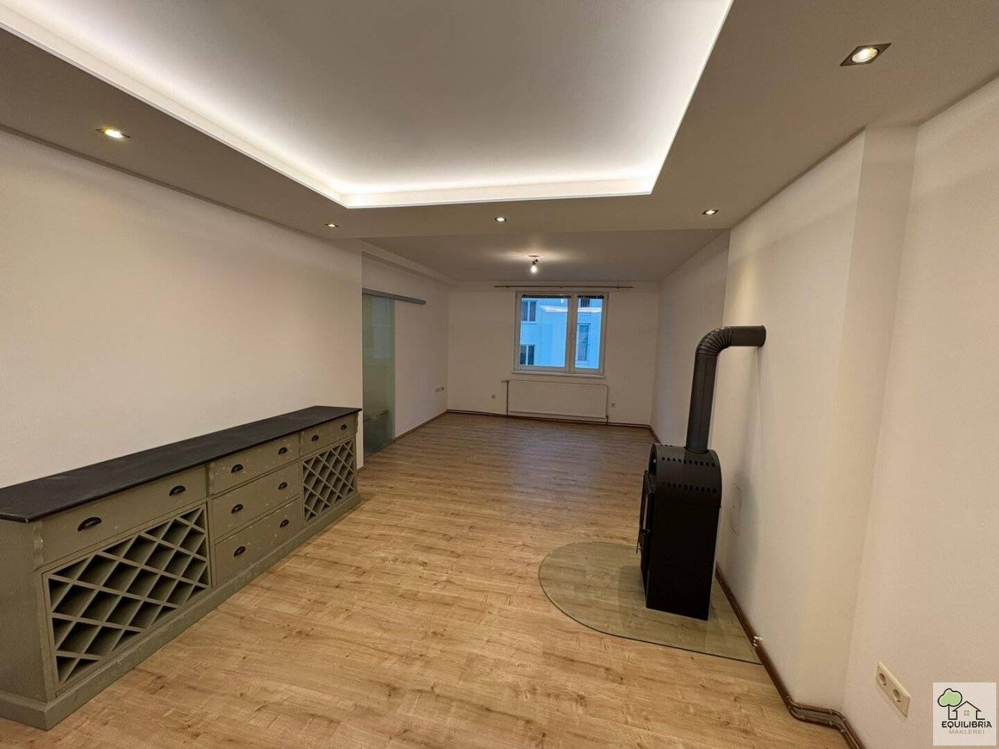 Light-filled 4-room apartment with elevator and private parking space in top location