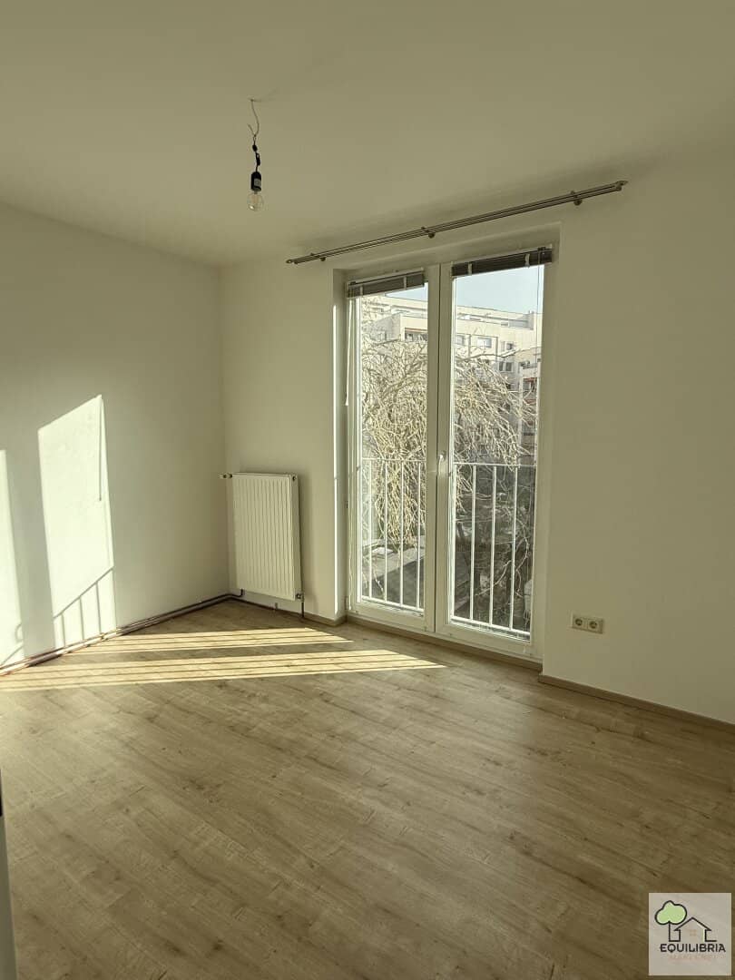Light-filled 4-room apartment with elevator and private parking space in top location