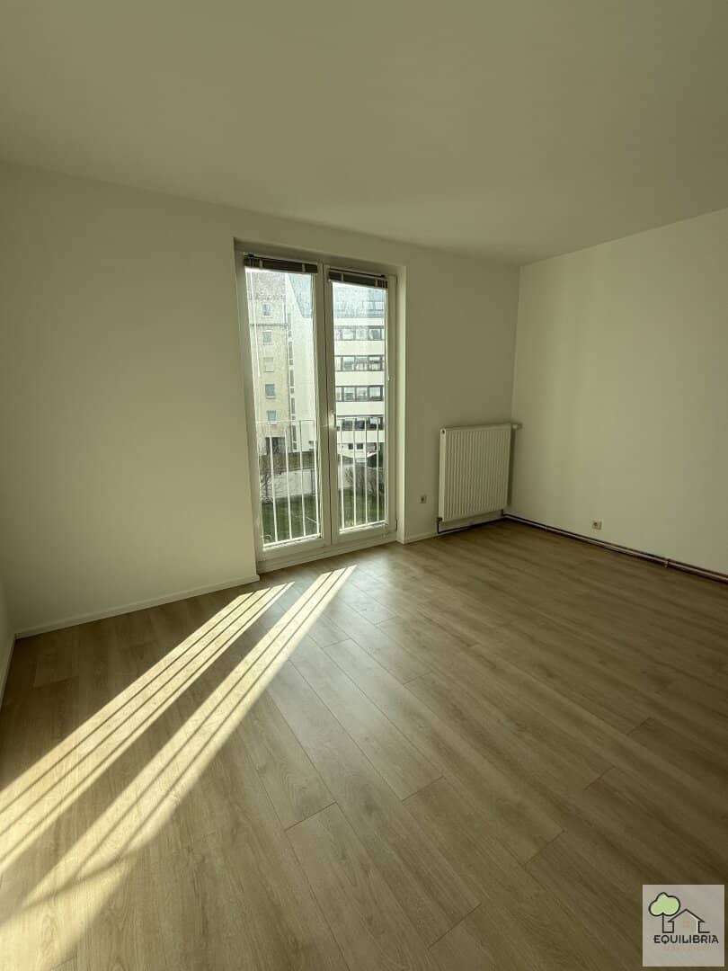 Light-filled 4-room apartment with elevator and private parking space in top location