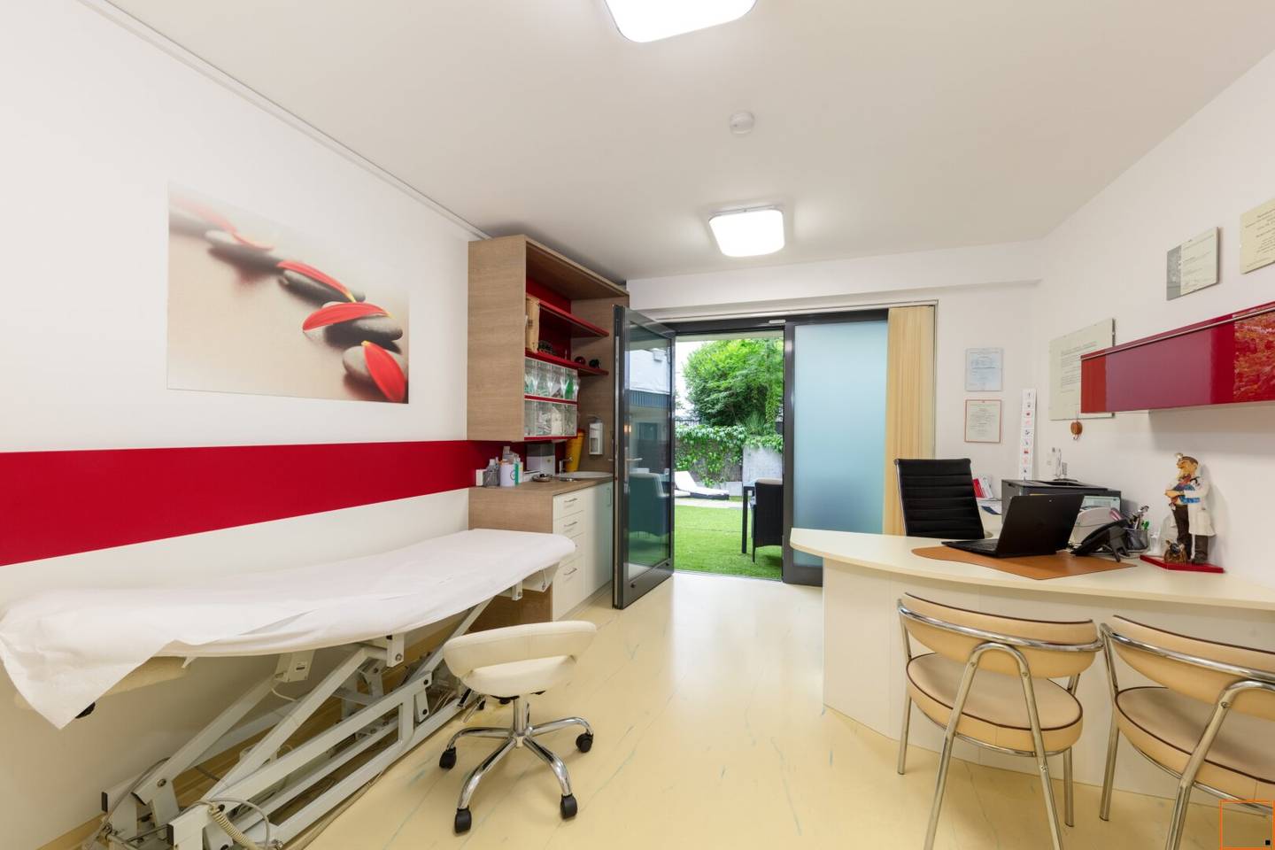 ARZTMEILE THERESIENGASSE Well Established Medical Practice with 2 Entrances and Own Garden