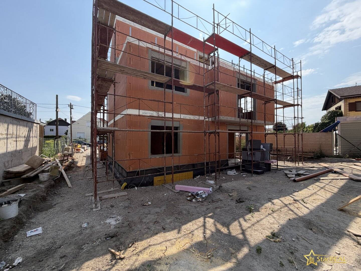 UNDER CONSTRUCTION. 187m² USABLE LIVING AREA, 112m² GARDEN. WIENERBERGER BRICK HOUSE WITH BASEMENT! COMMISSION-FREE for the buyer.