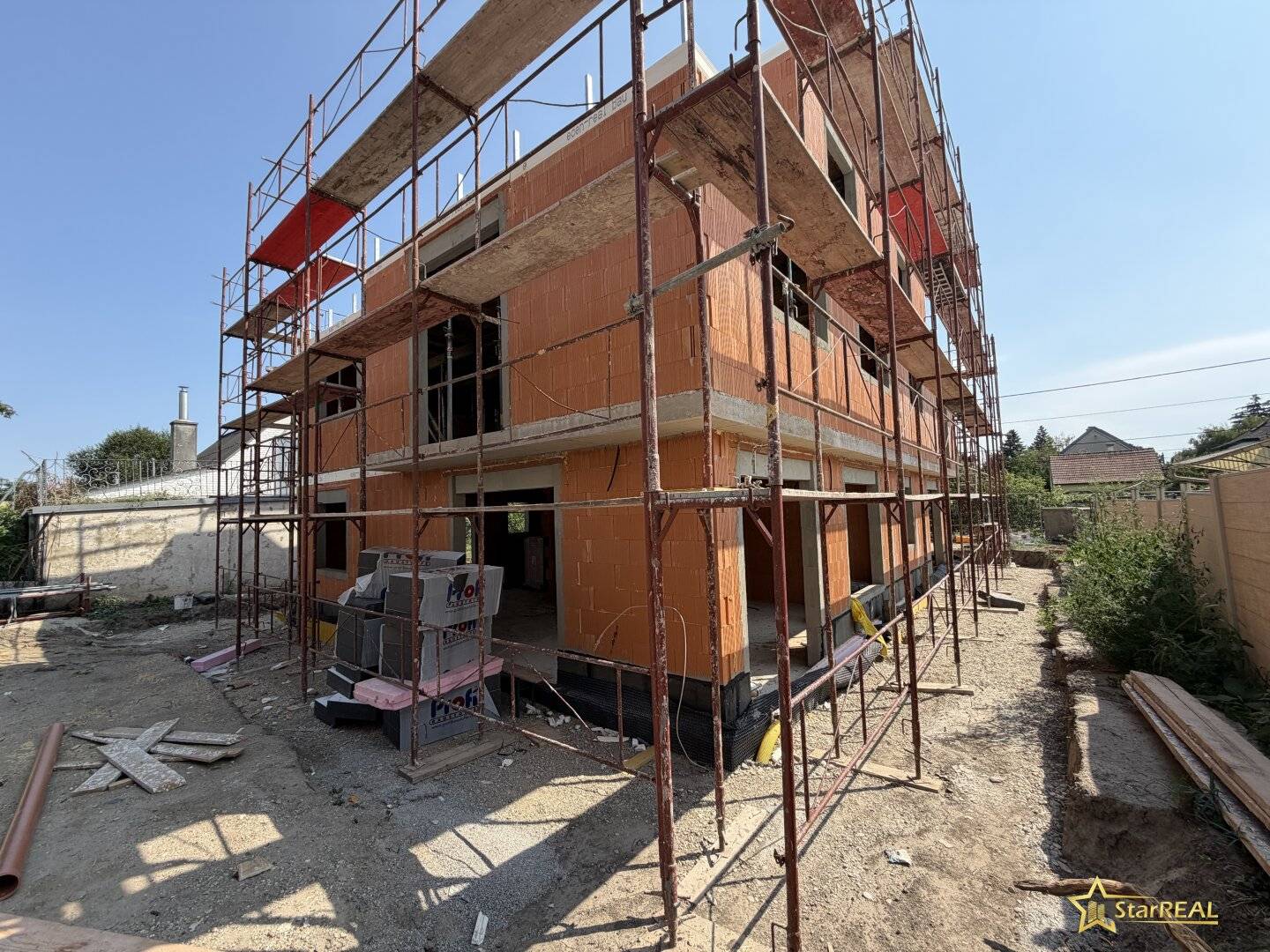 UNDER CONSTRUCTION. 187m² USABLE LIVING AREA, 112m² GARDEN. WIENERBERGER BRICK HOUSE WITH BASEMENT! COMMISSION-FREE for the buyer.