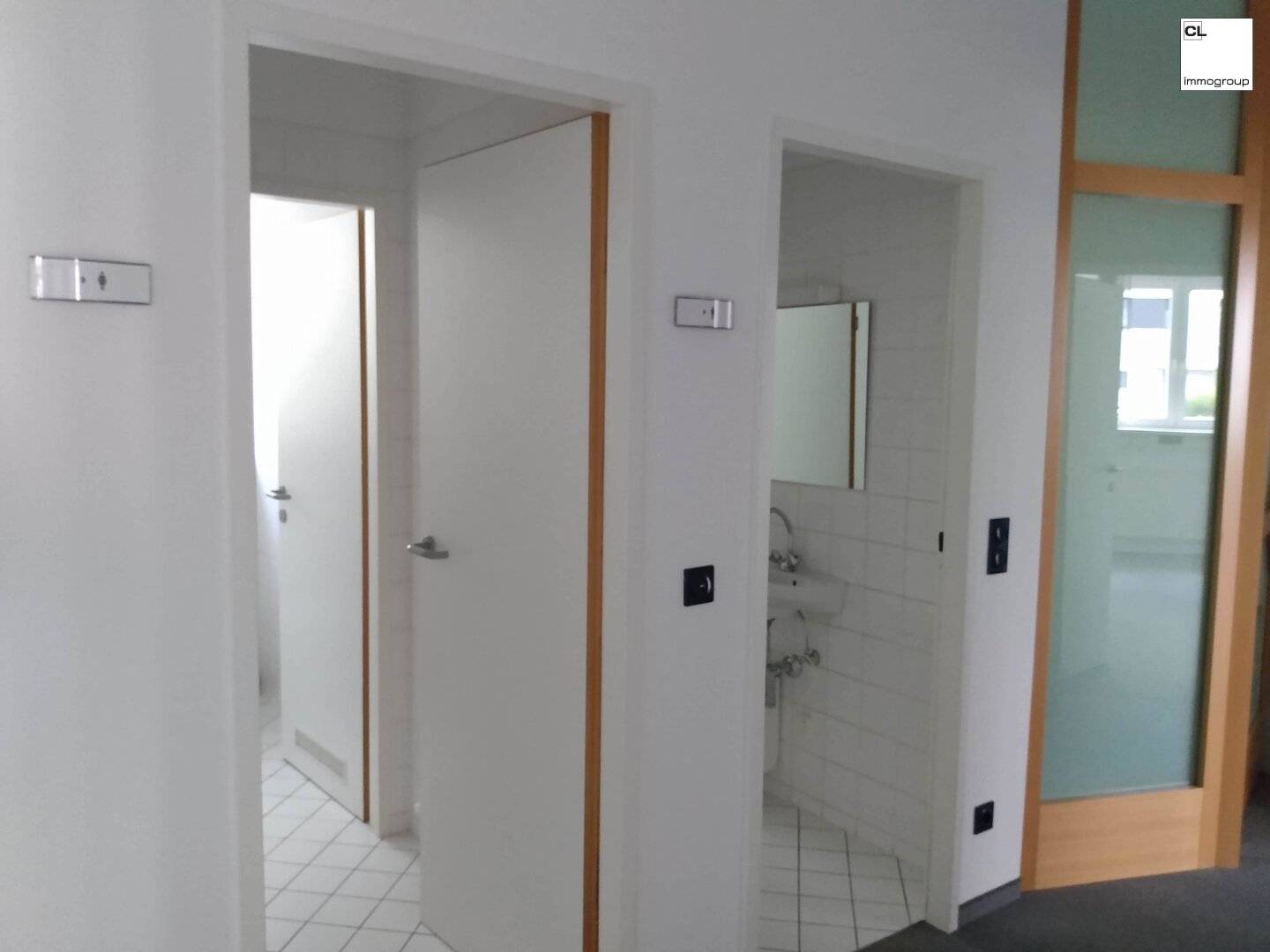Attractive commercial property in top location, Salzburg Maxglan 139 m², located on the ground floor; pleasant room and working climate; with greenery and parking spaces directly in front of the house